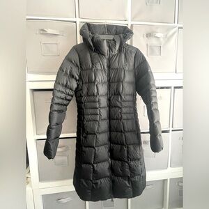 North face metropolis jacket women's medium size. Down filling with hood